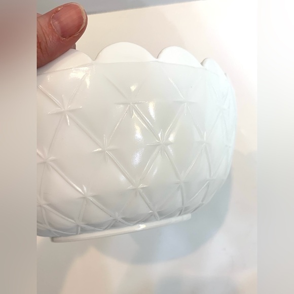 Milk Glass Serving Bowl Vegetable Quilted Star 7.5” Scalloped Edge Pattern VTG - Picture 3 of 7